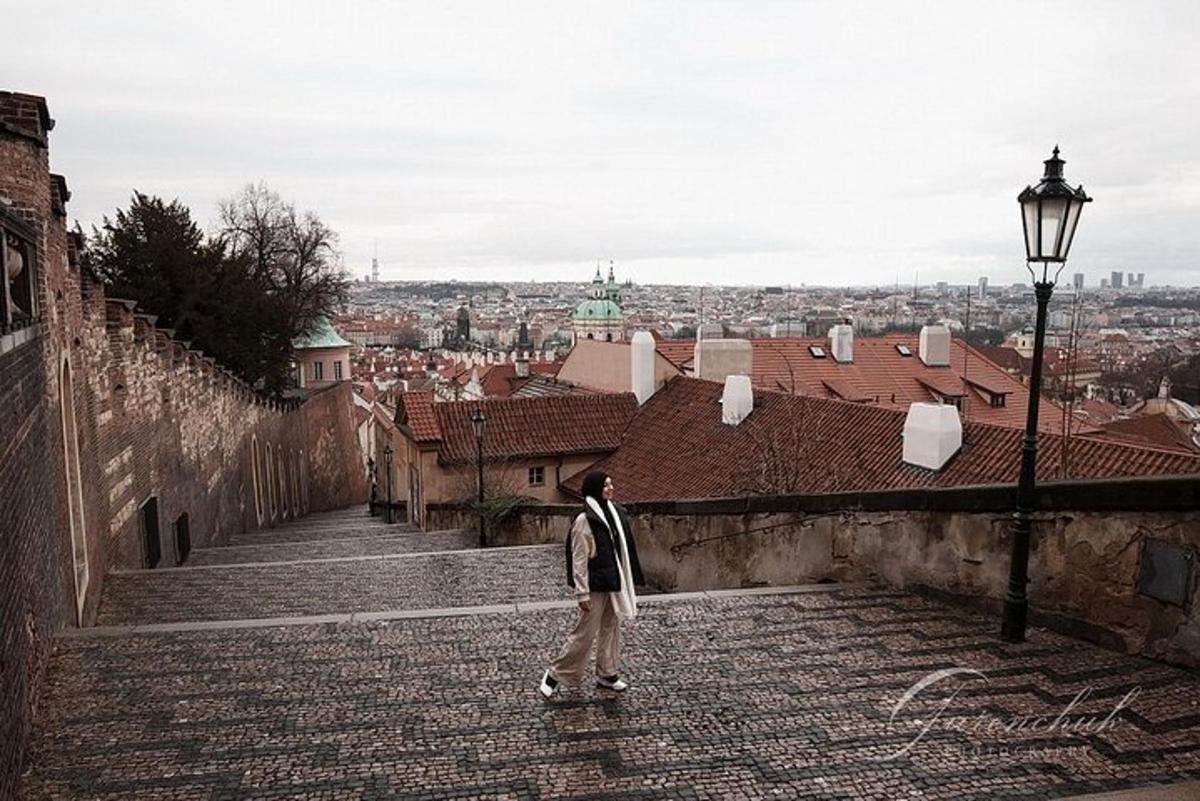 muž stojící na schodišti a dívající se na město