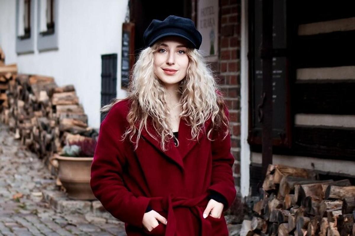 una donna che indossa un maglione rosso e un cappello