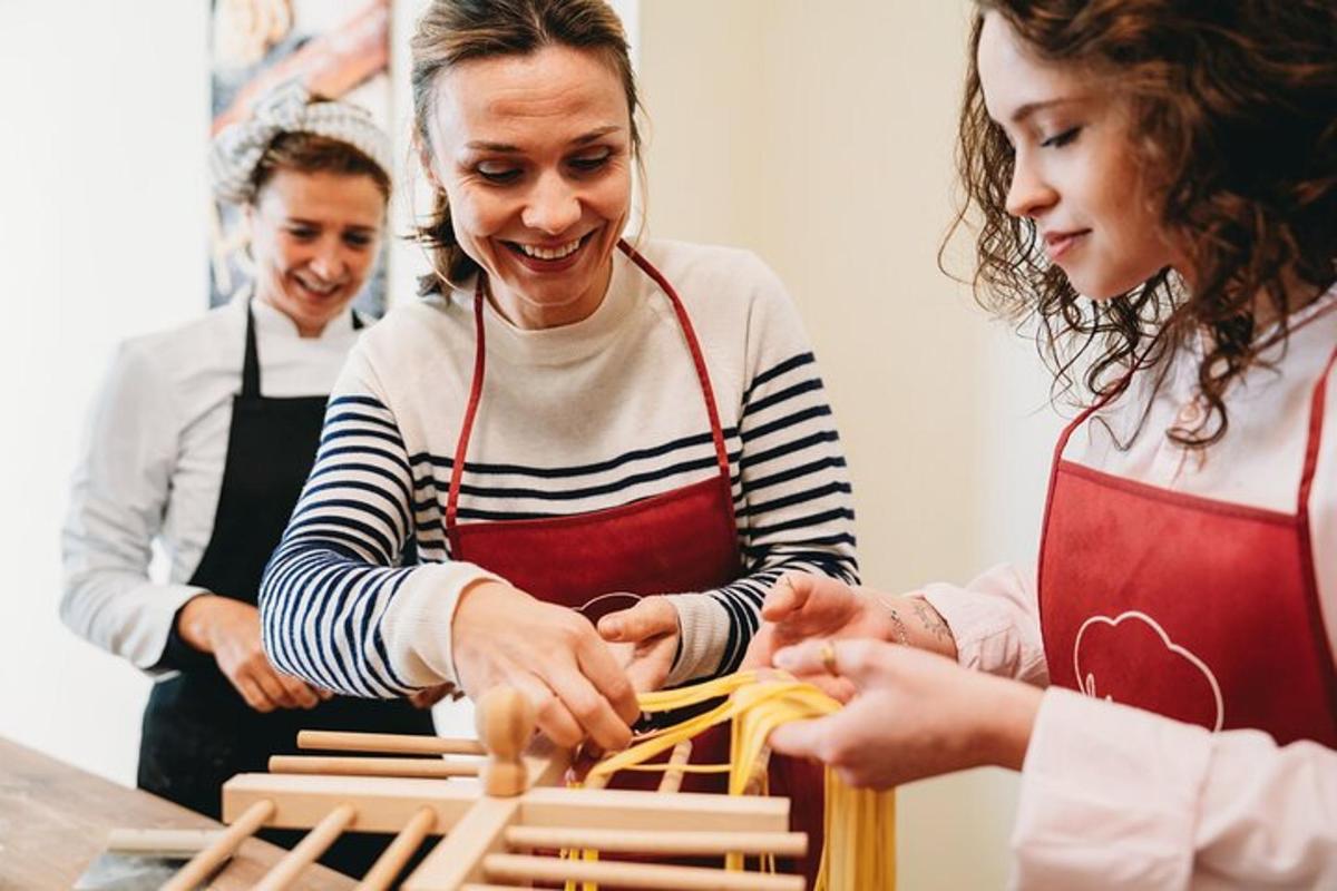 grupė žmonių virtuvėje, ruošianti maistą