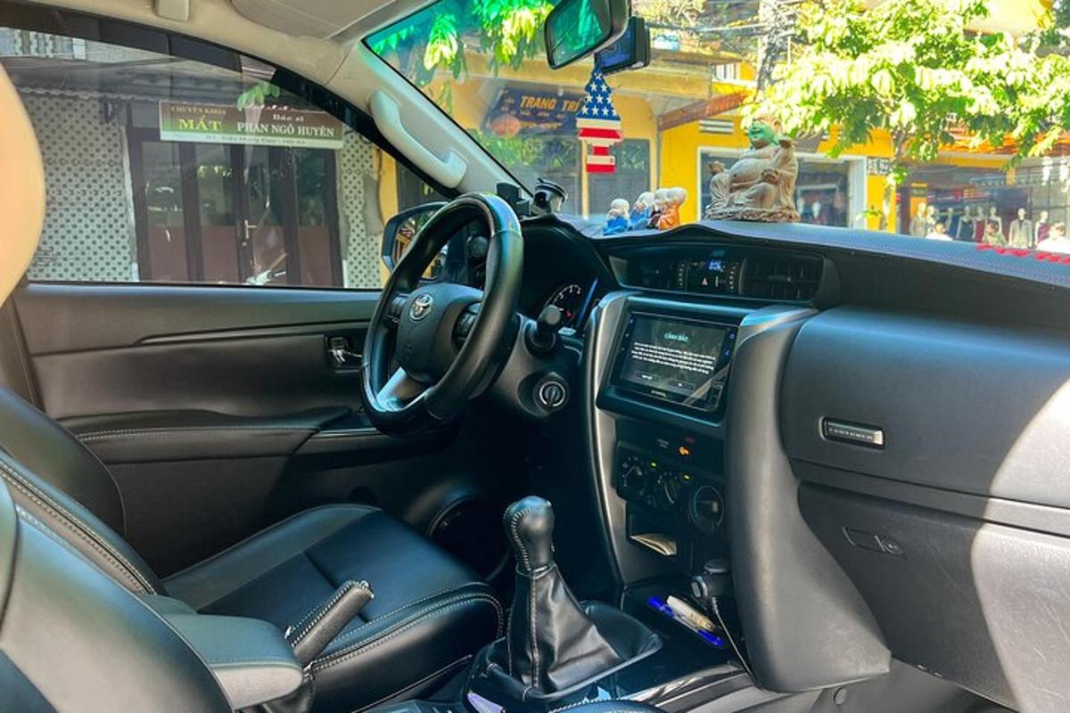 Un tablero de instrumentos de un coche estacionado en una calle