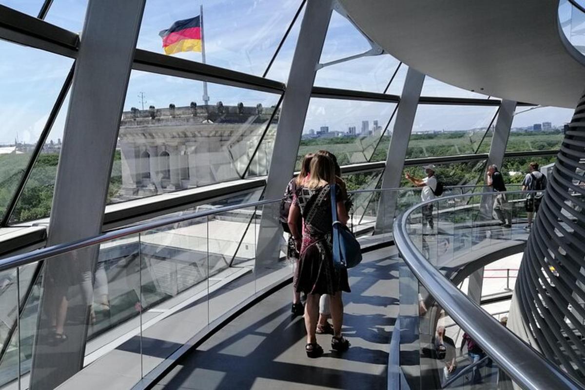 seorang wanita berjalan di atas laluan kaca melihat louvre