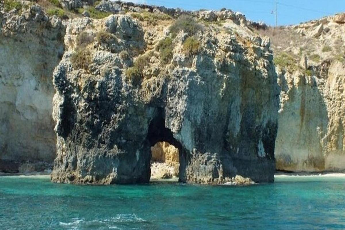 una cueva en la ladera de un acantilado rocoso