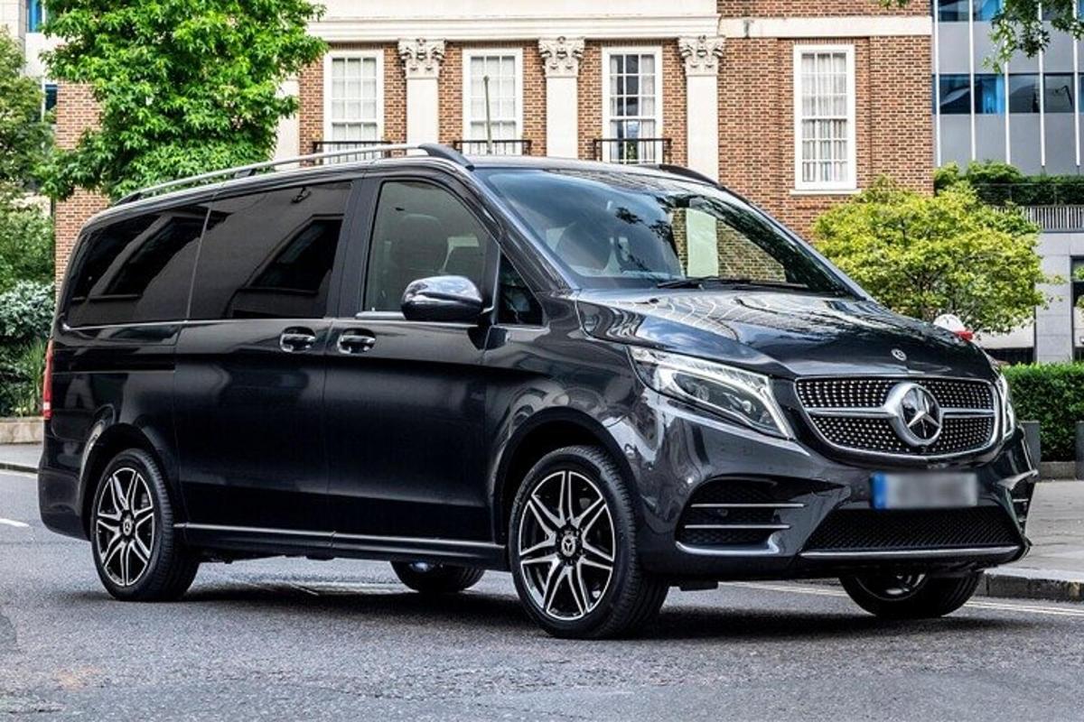 Svartur Mercedes Benz jeppabíll lagður á götu