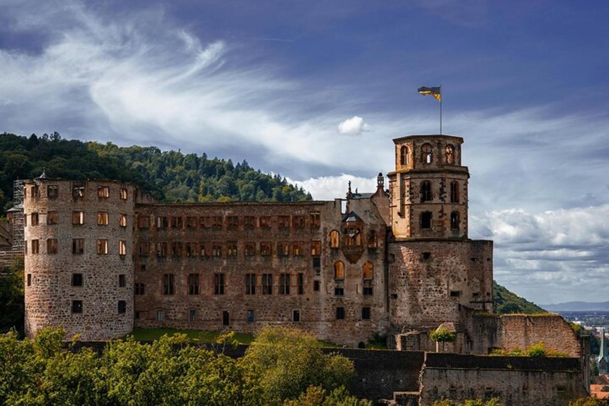 un vecchio castello con una bandiera in cima