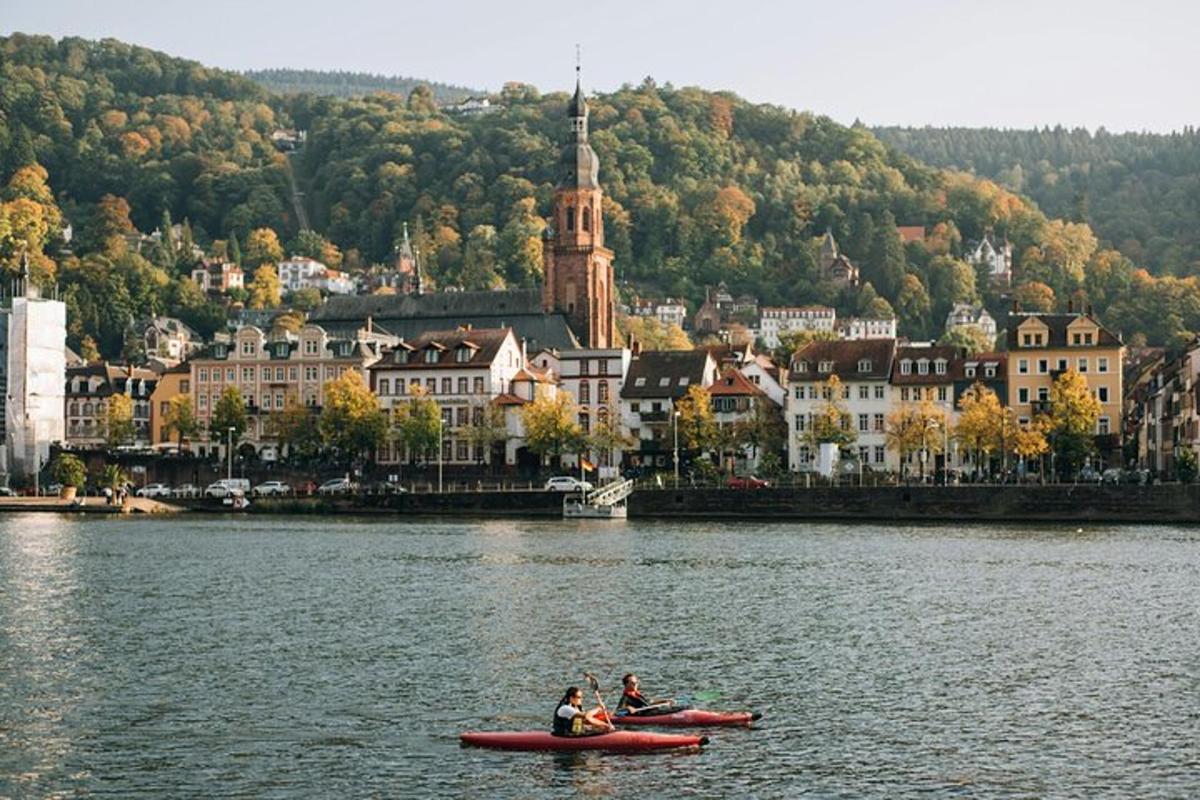 due persone in kayak nell'acqua di fronte a una città