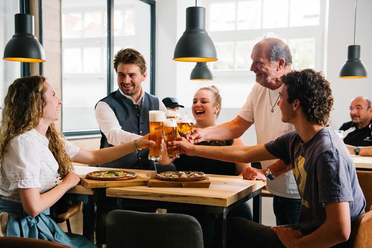 Un grupo de personas sentadas alrededor de una mesa bebiendo cerveza.