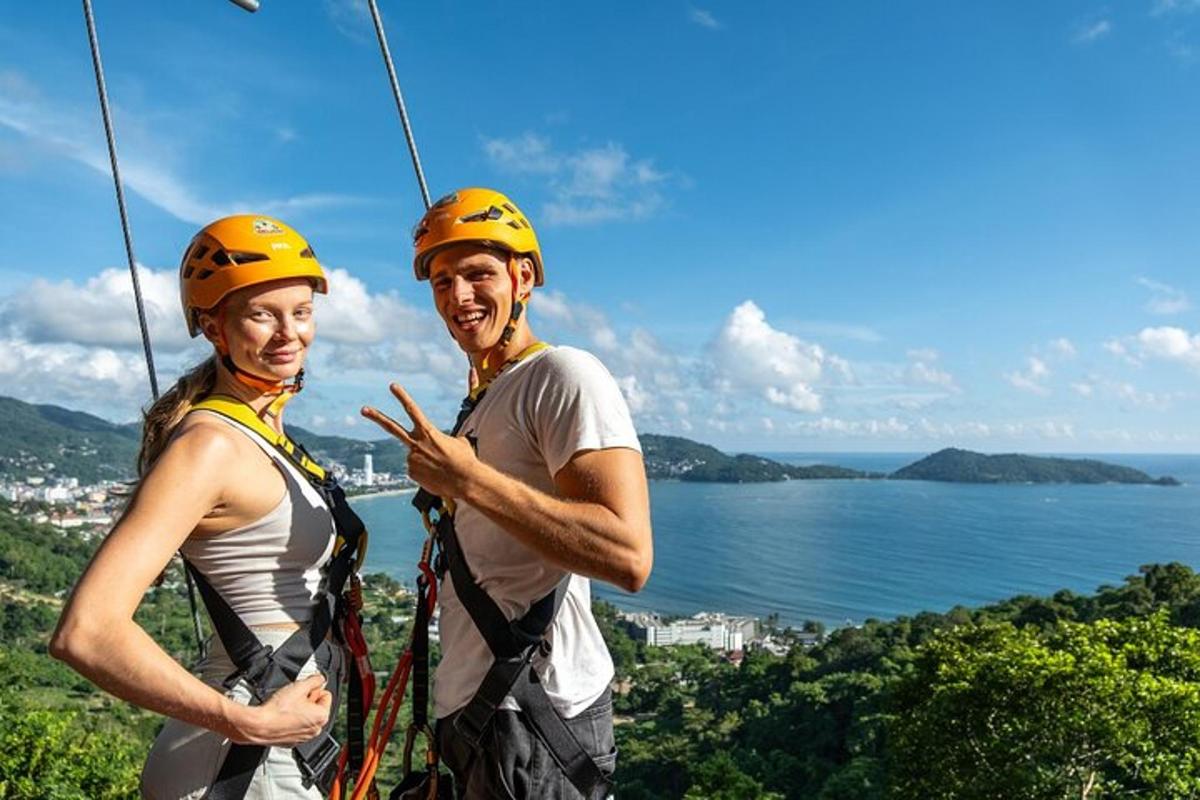 un uomo e una donna con i caschi in piedi su una teleferica