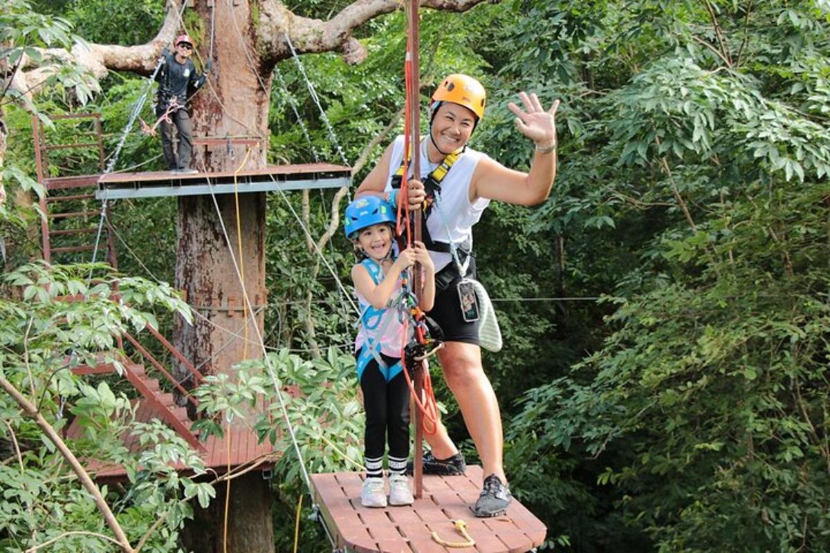 un uomo e un bambino su una teleferica nella giungla
