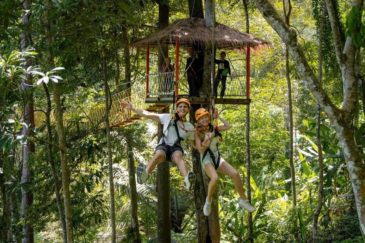 hai người trên đường trượt zipline trong rừng