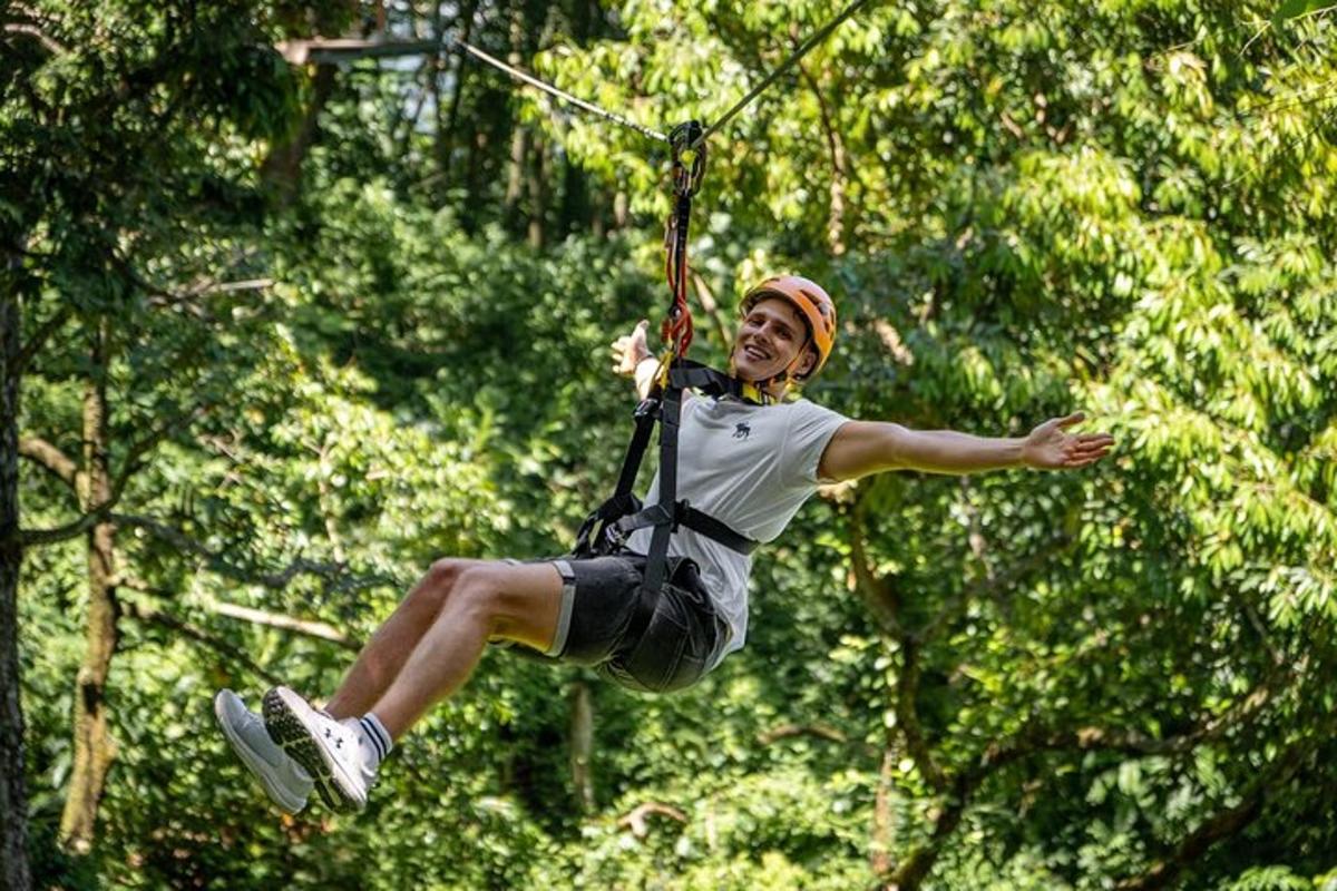 una persona si sta dondolando su una teleferica