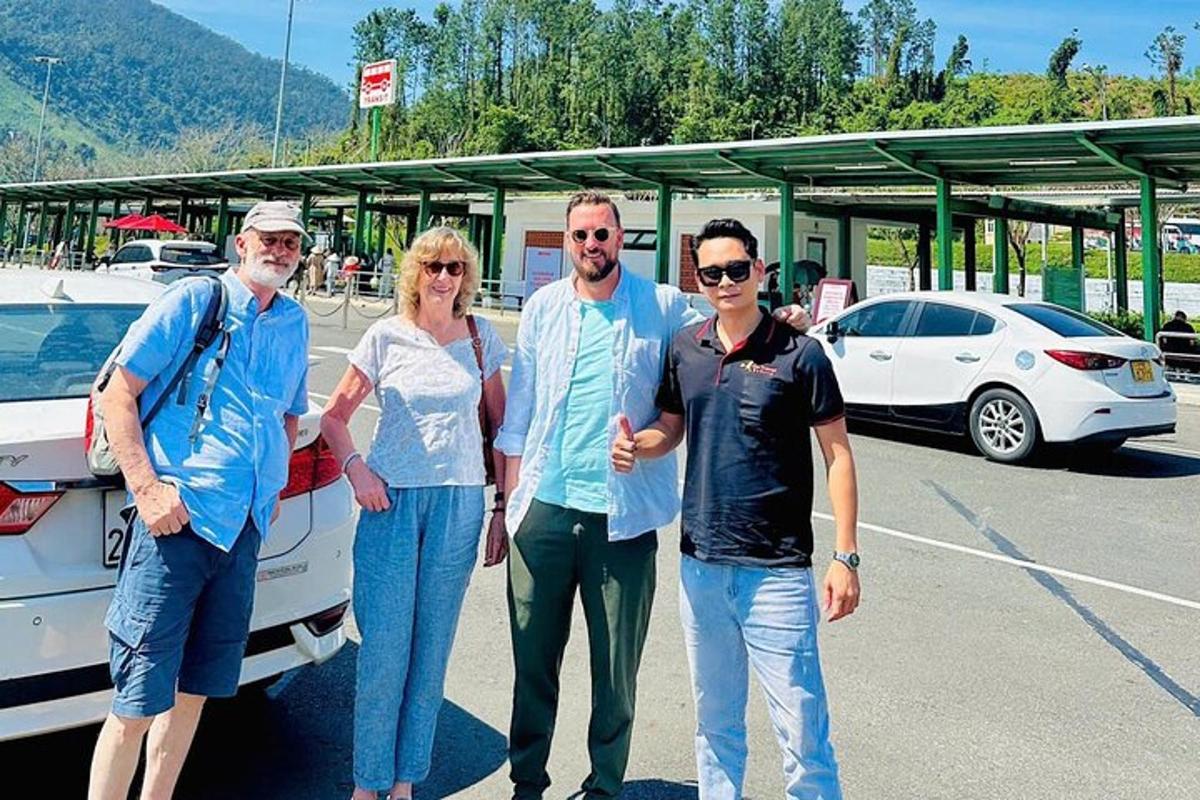 un grup de persones dretes al costat d'un cotxe en un aparcament