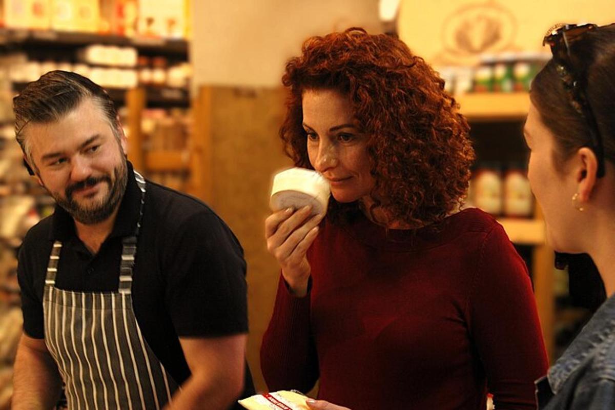 un uomo e una donna che bevono caffè in un negozio