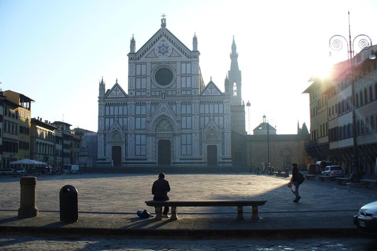 un uomo seduto su una panchina davanti a una chiesa