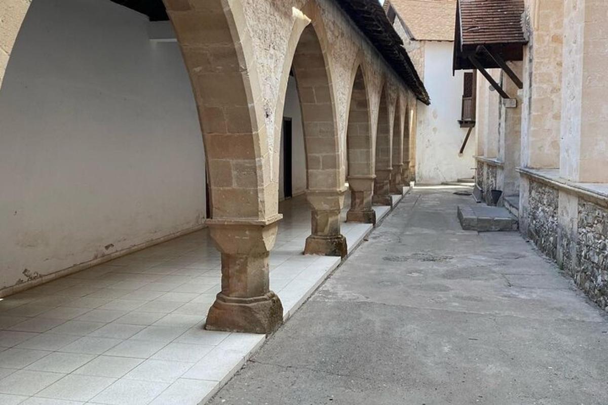 lorong kosong dengan tiang dalam bangunan