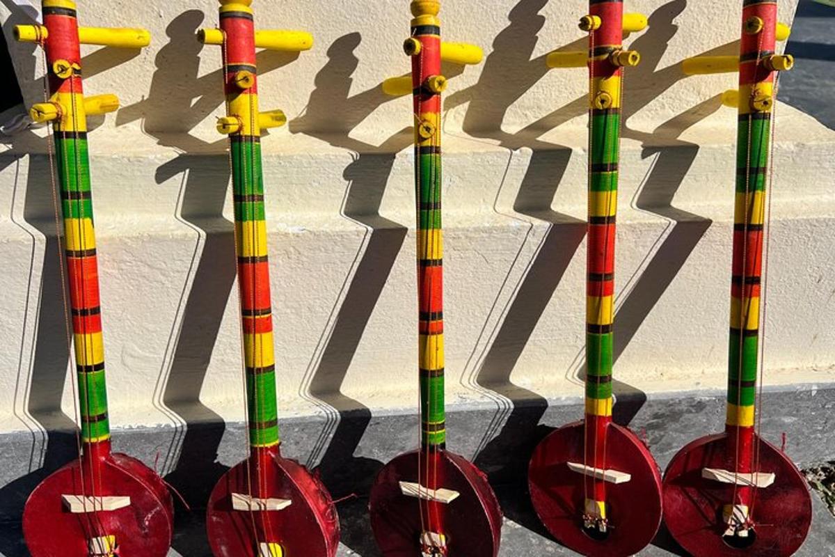Un grupo de ciclomotores coloridos alineados contra una pared