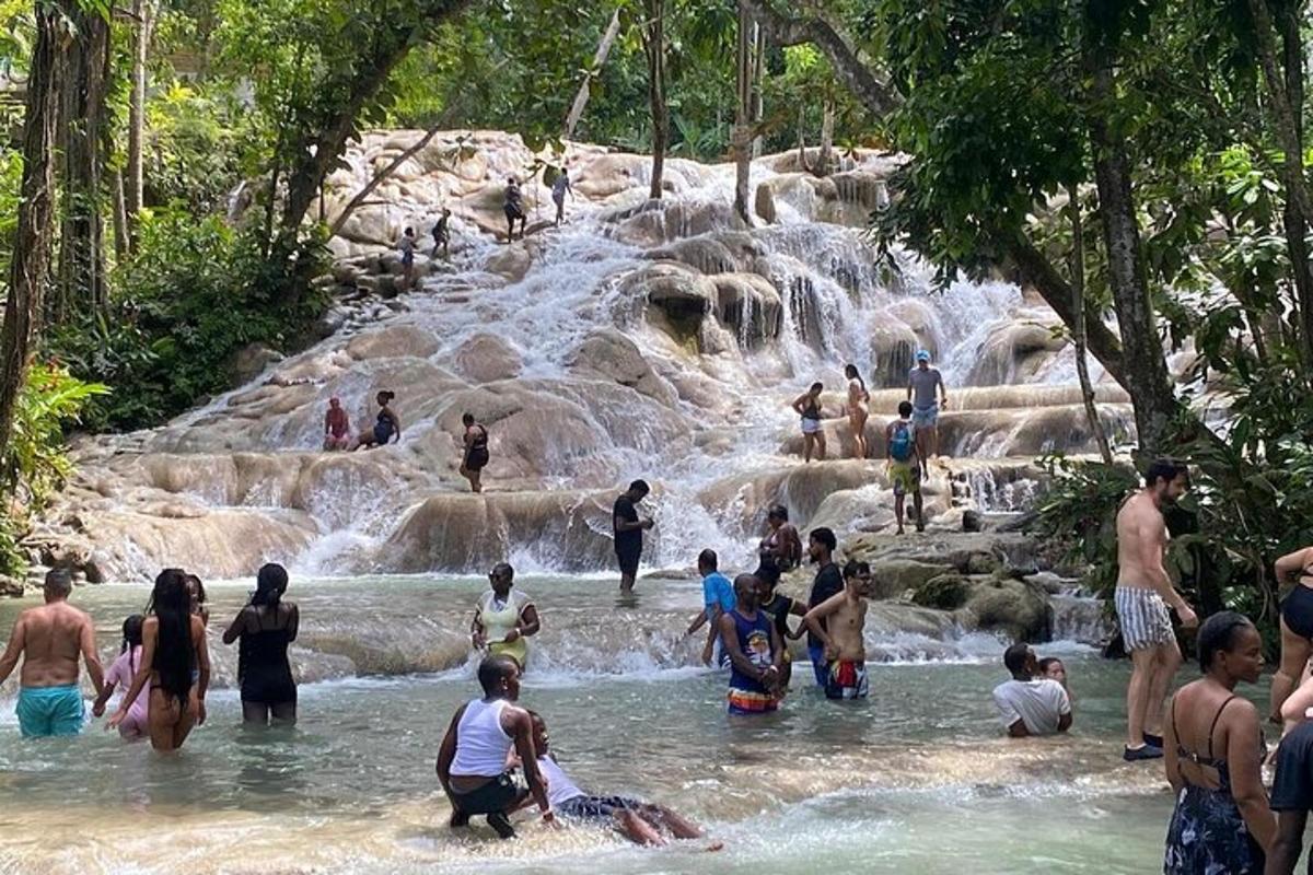 група људи у води код водопада