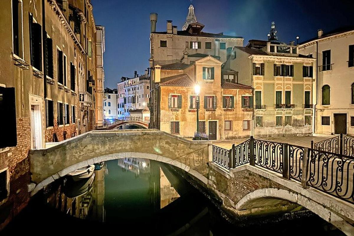 un ponte sopra un fiume in una città