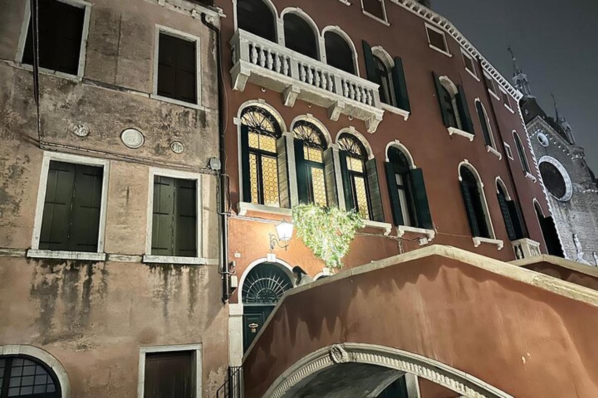 un edificio con una tenda da sole davanti
