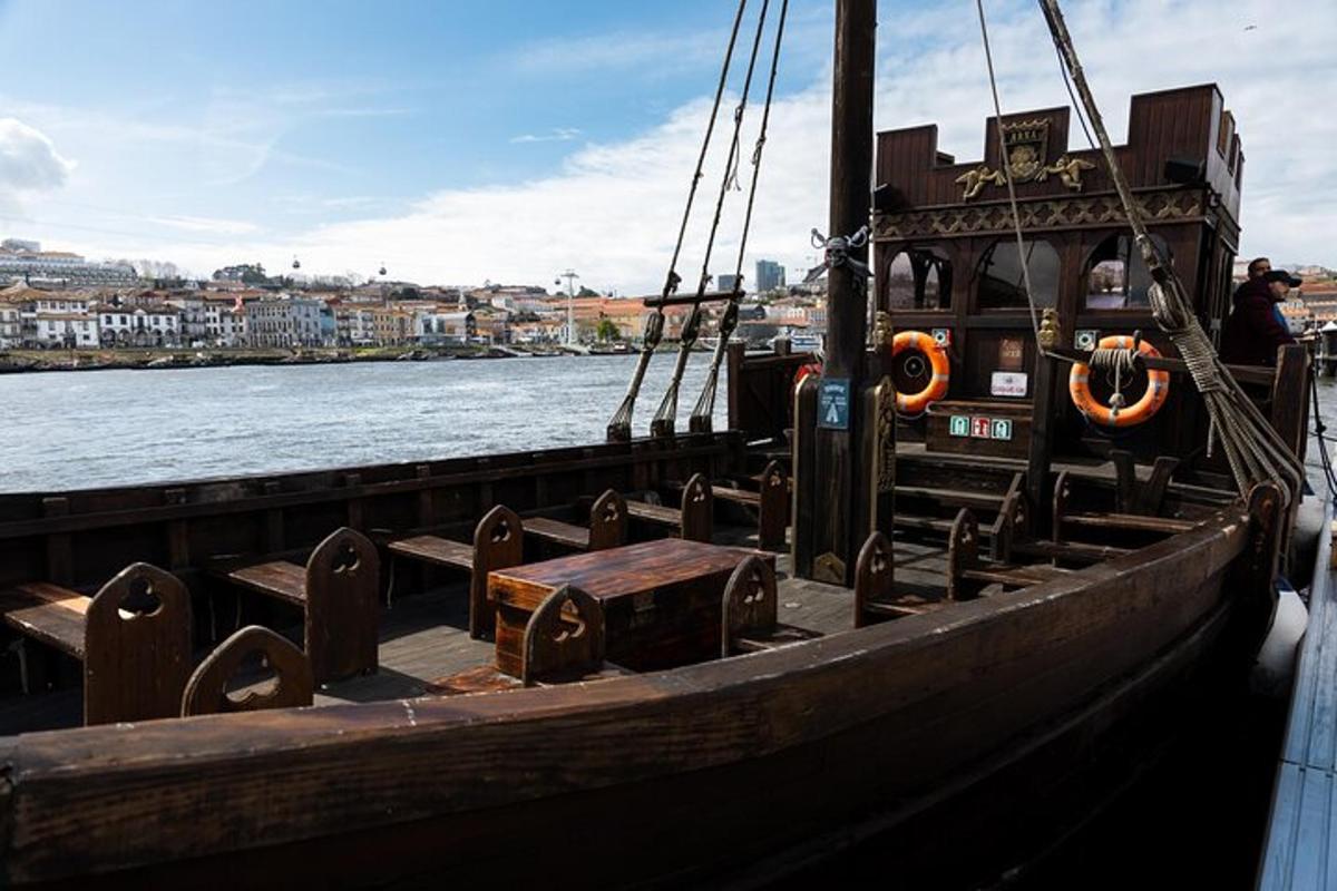 um barco está atracado em um cais na água