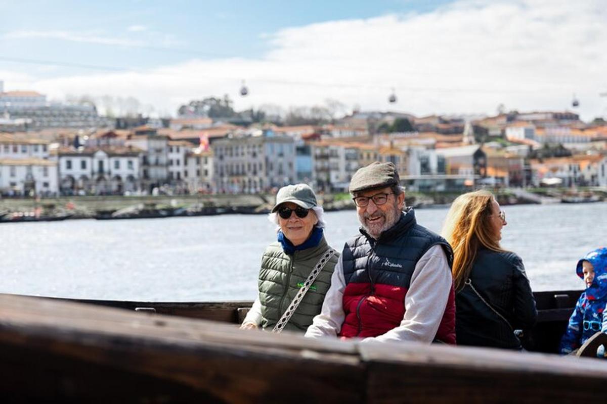 um grupo de pessoas sentadas em um barco na água
