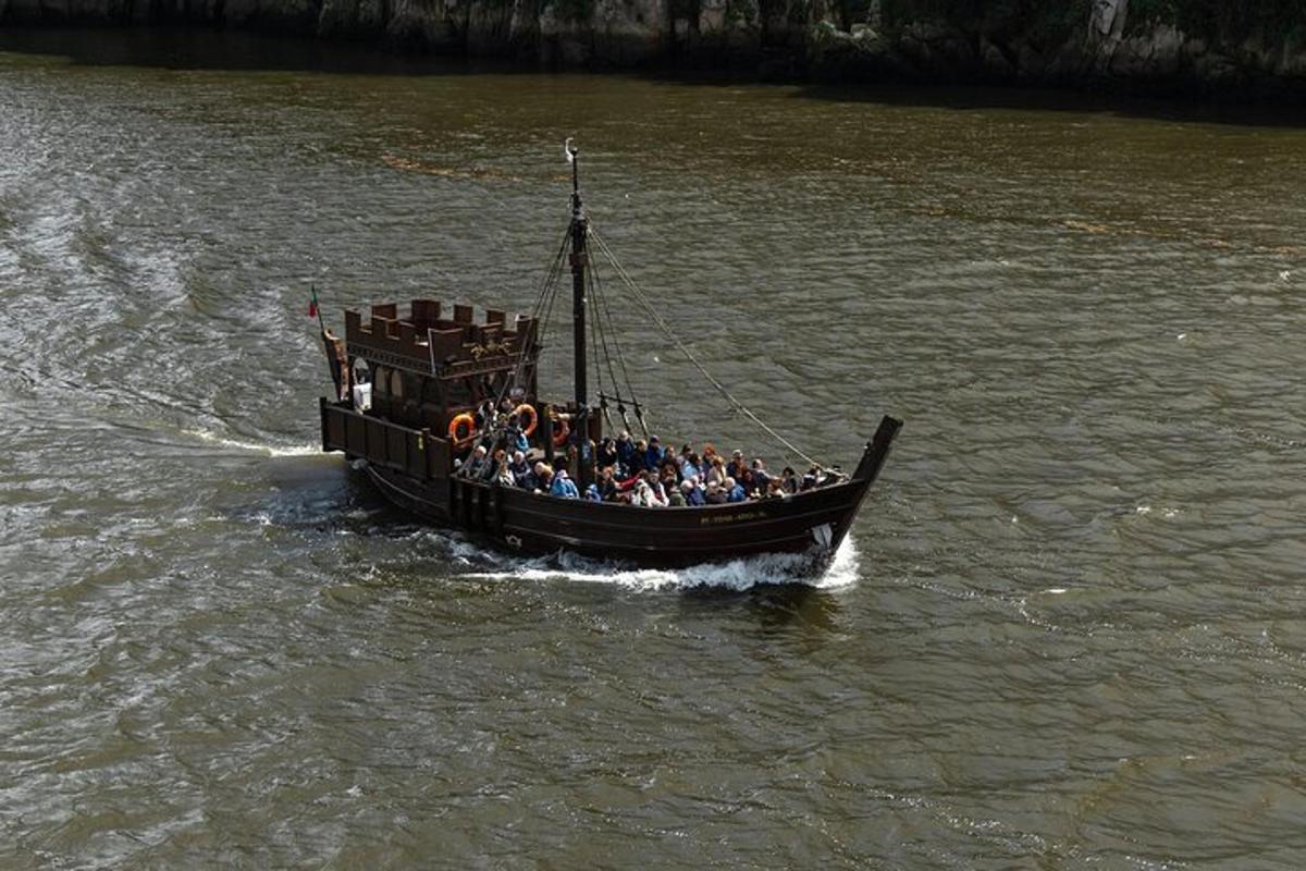 un grup de persones en un vaixell a l'aigua