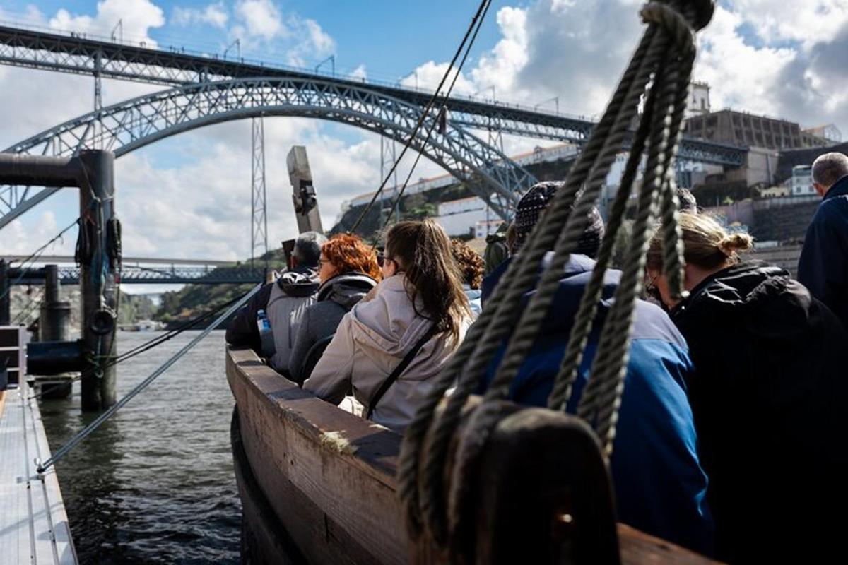 um grupo de pessoas em um barco na água