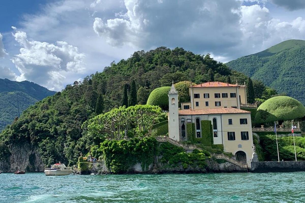 una casa en una illa a l'aigua