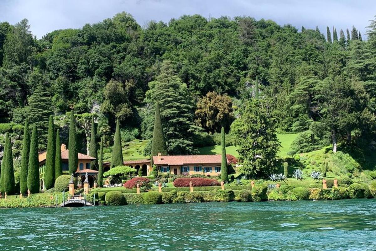 una casa situada a la vora d'un llac