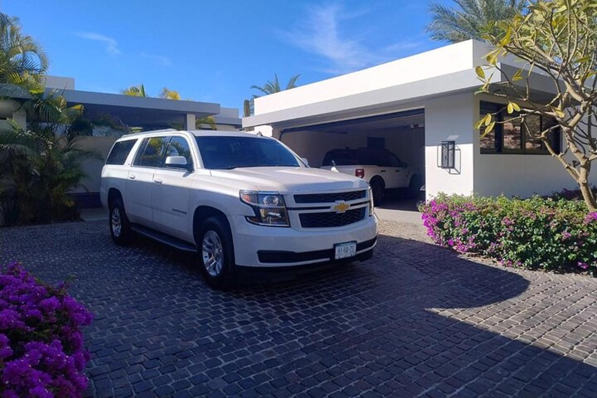 um caminhão branco estacionado em frente a uma casa