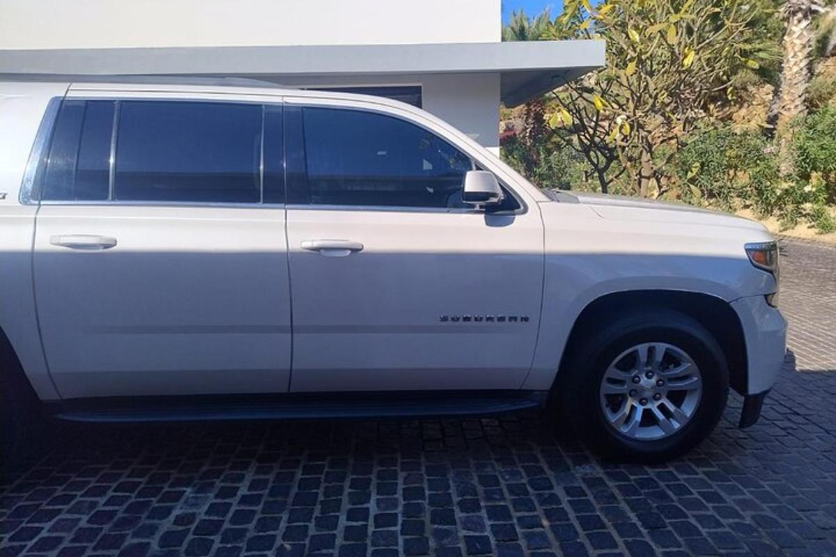 um caminhão branco estacionado em frente a uma casa