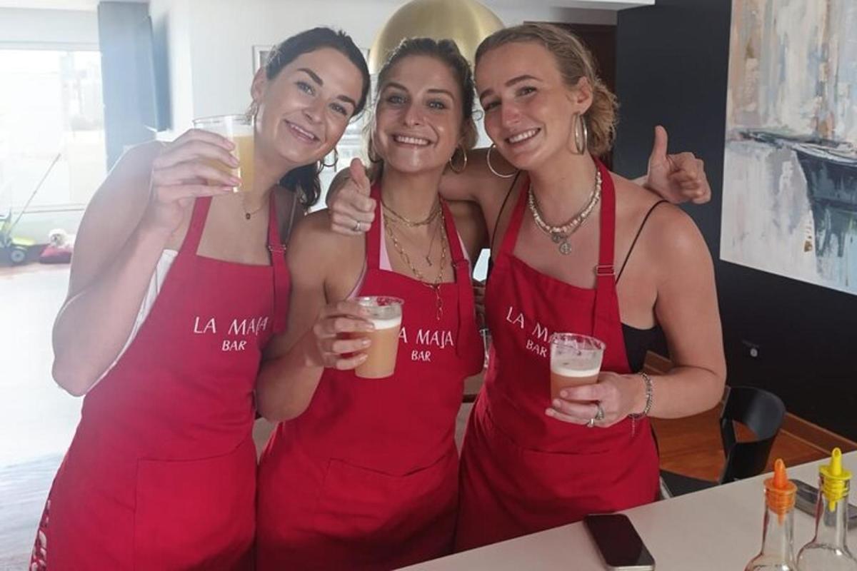 tre donne in abiti rossi che tengono in mano bicchieri di birra