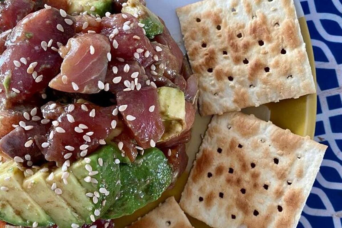 un piatto di cibo con un panino e dei cracker