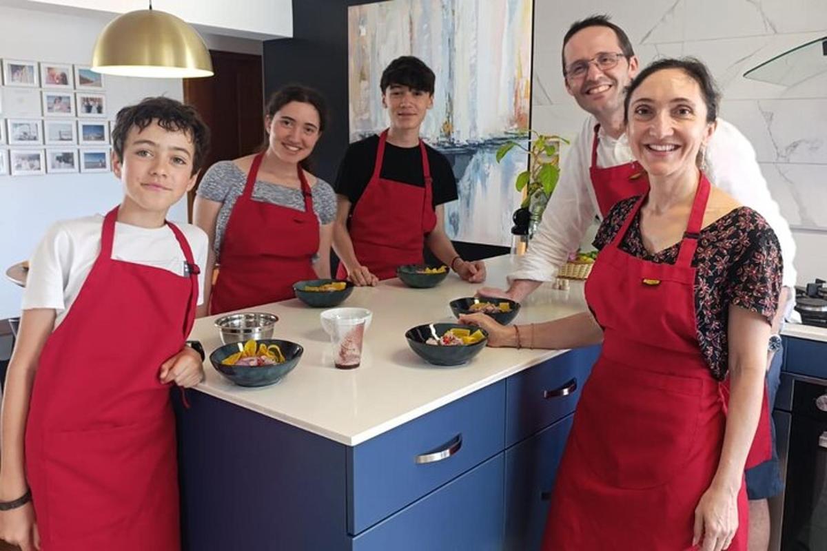 un gruppo di persone in piedi in una cucina