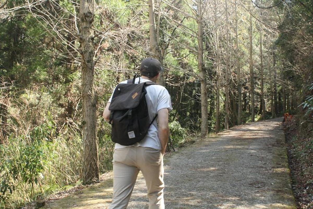 um homem com uma mochila caminhando por uma trilha