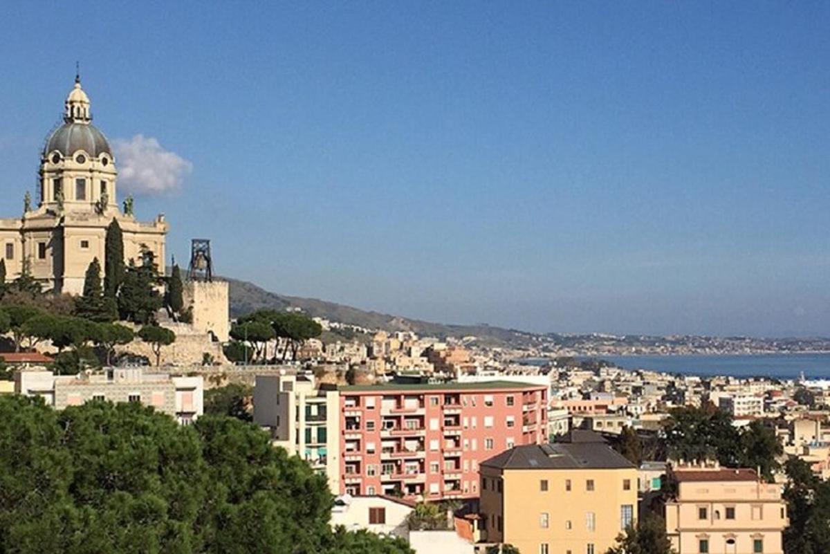 μια θέα μιας πόλης με έναν καθεδρικό ναό και κτίρια