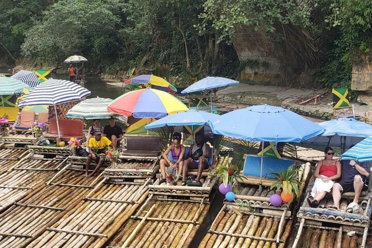 sekumpulan orang duduk di atas kerusi di bawah payung