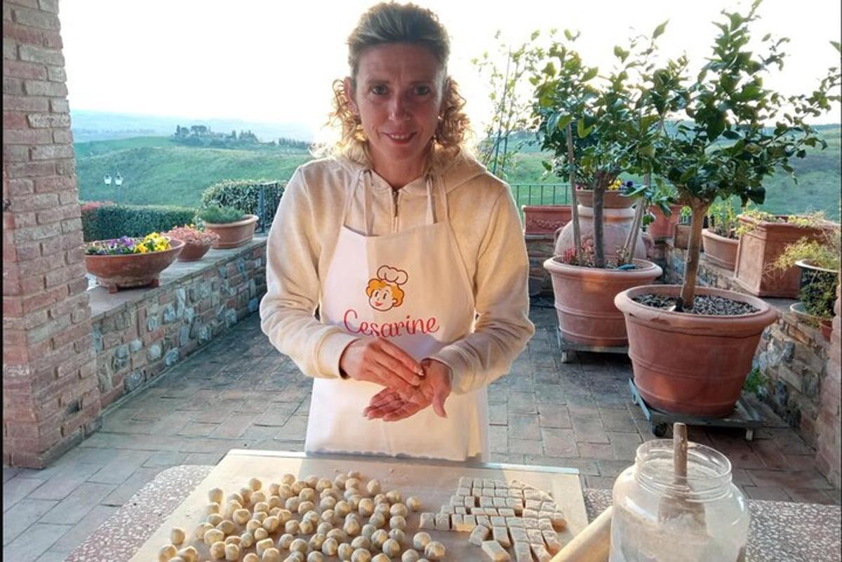 una donna con un grembiule in piedi accanto a un tavolo da gioco