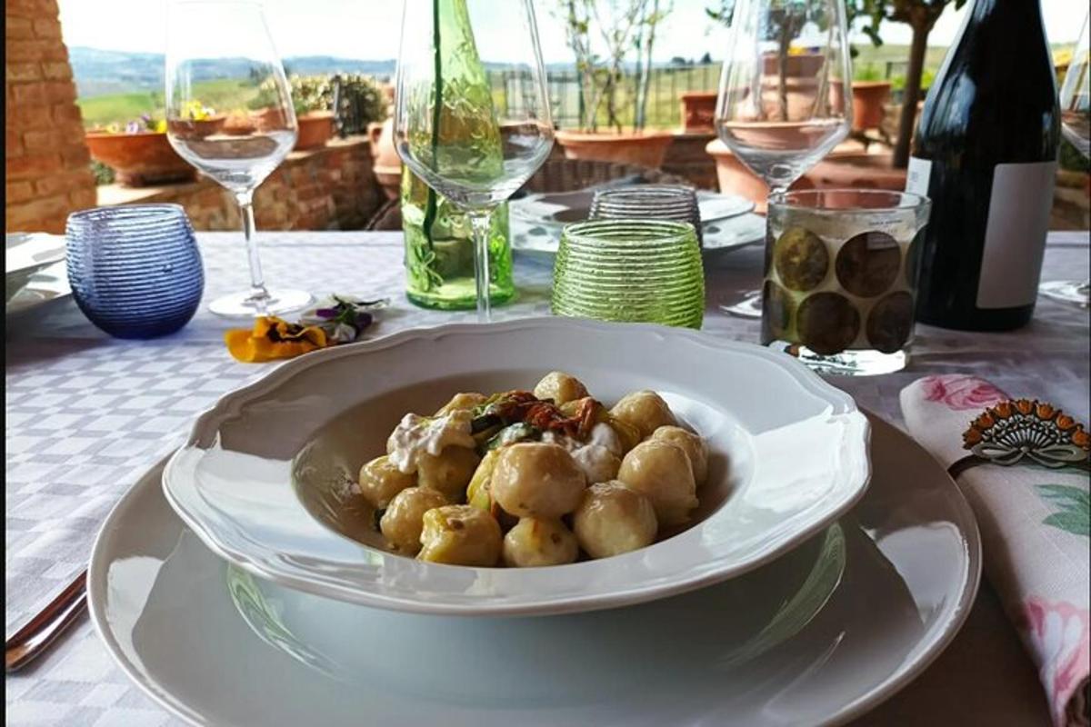 un piatto di cibo su un tavolo con bicchieri di vino