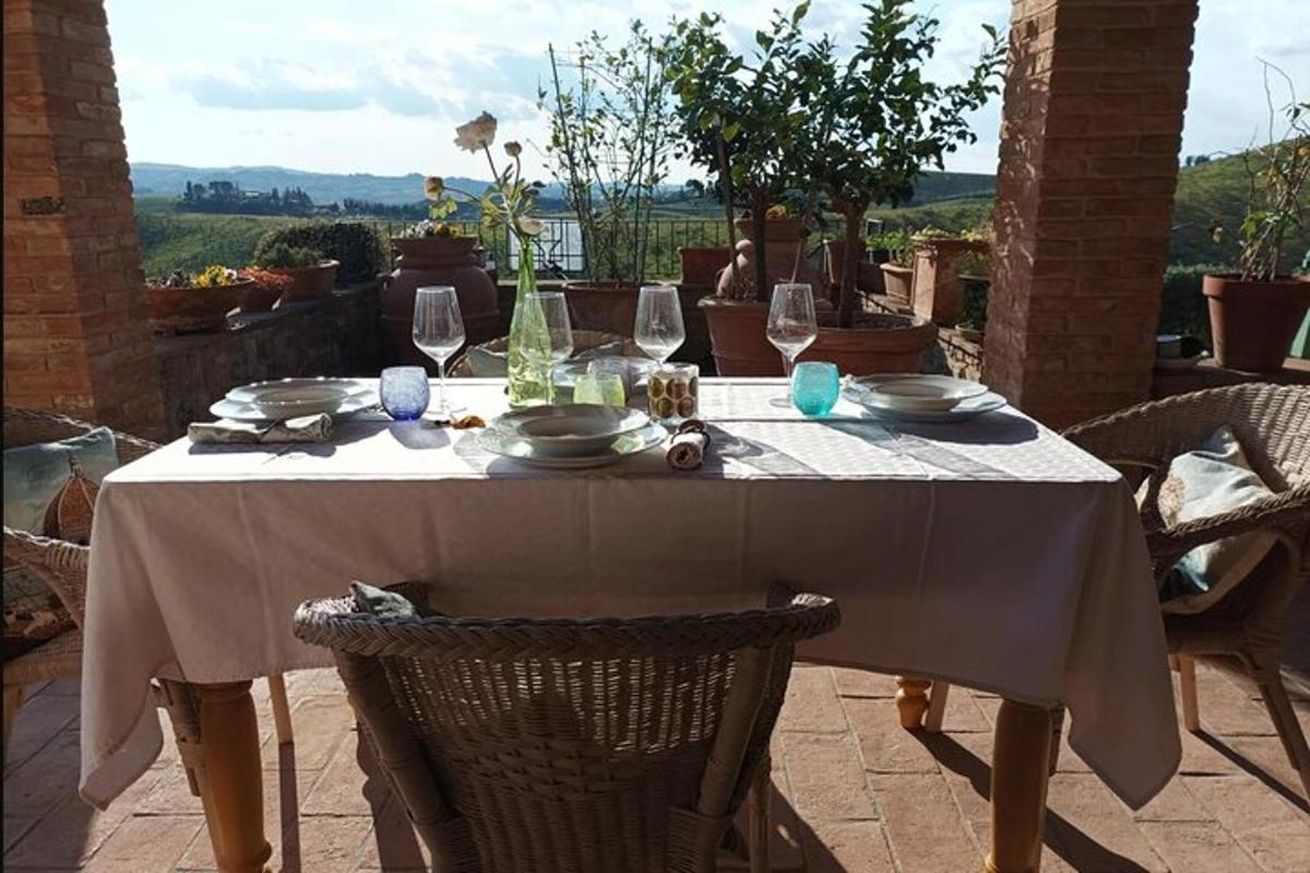 un tavolo bianco con bicchieri e piatti sopra