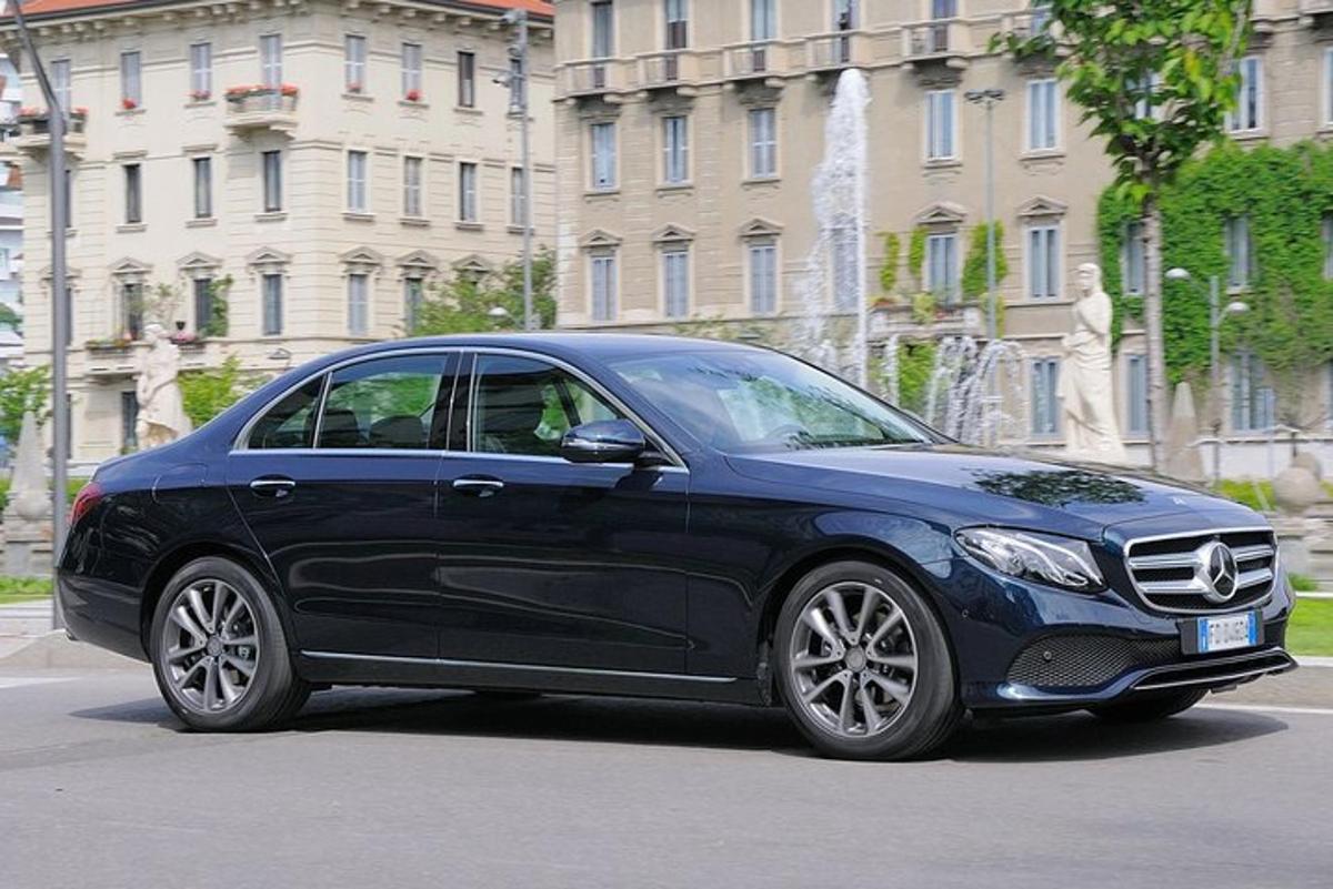 црни Мерцедес Бенц аутомобил који се вози улицом