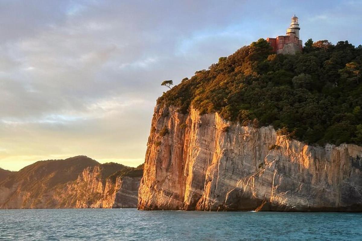 um penhasco rochoso com um edifício no topo