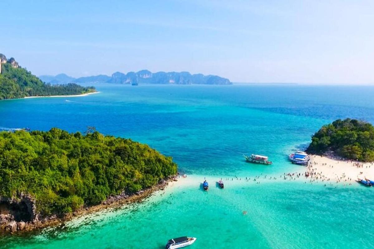egy légi felvétel egy strandról, ahol csónakok vannak a vízben
