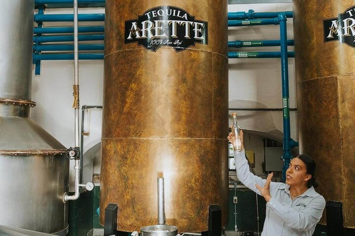 una donna in piedi davanti a un grande cilindro