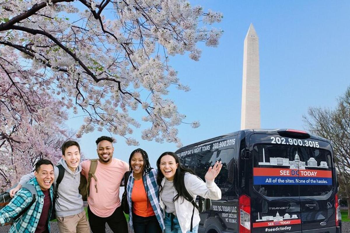 Skupina ljudi pozira pred Washingtonskim spomenikom