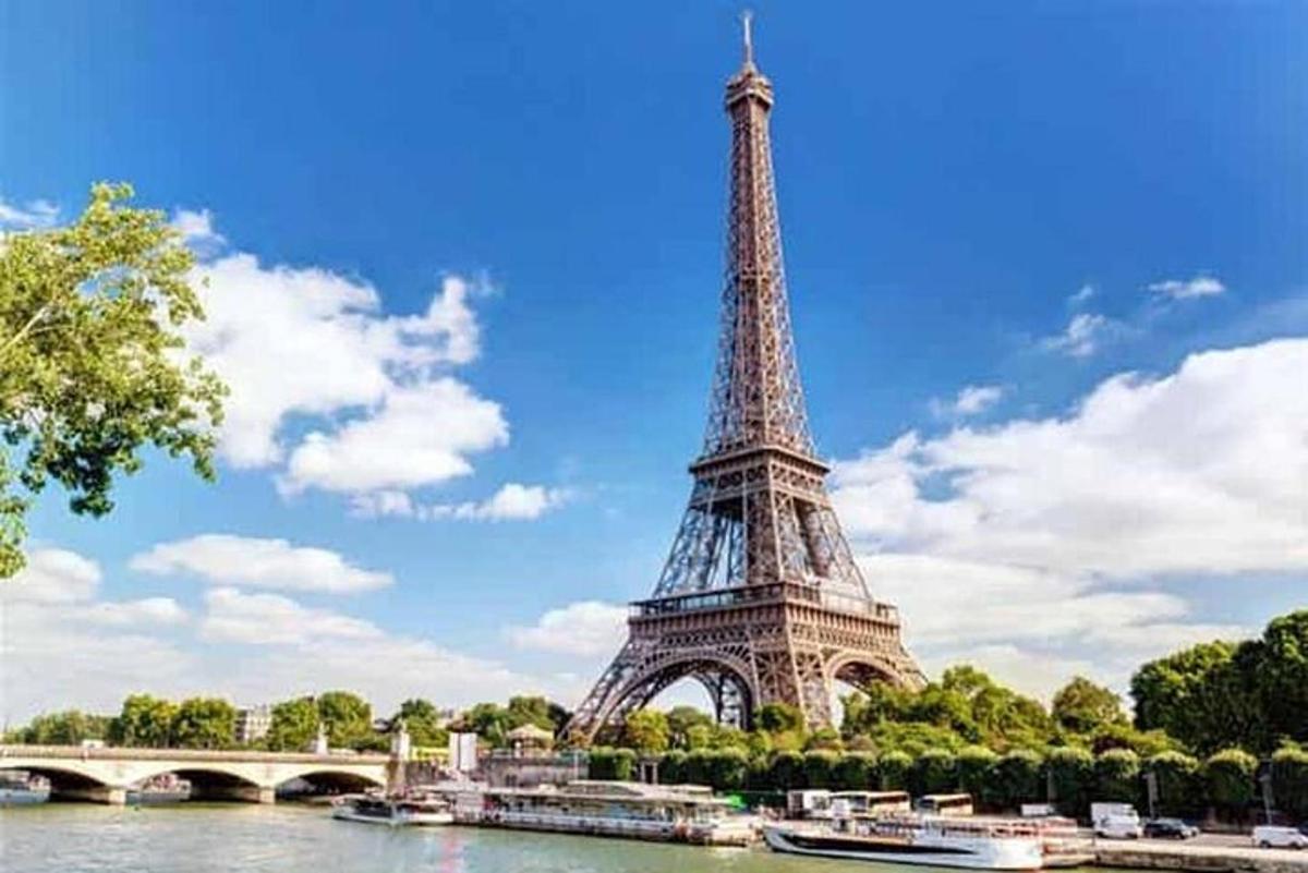 o vedere a Turnului Eiffel din Paris