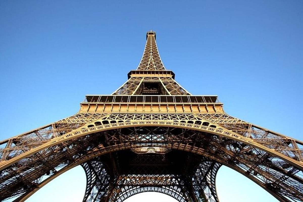 lähikuva Eiffel-tornista