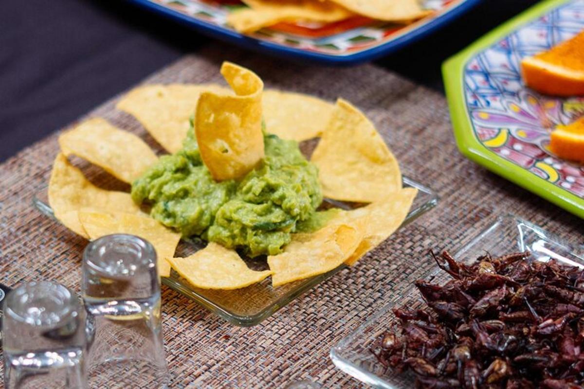 tortilja čips z guacamolejem na mizi