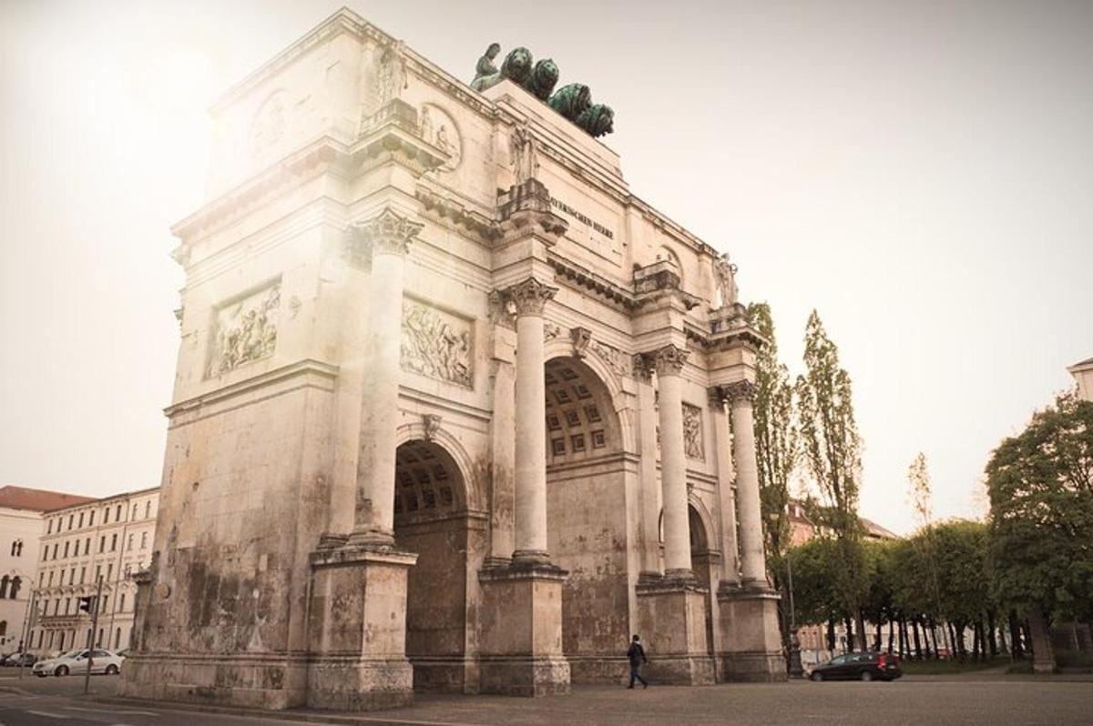 ein großes weißes Gebäude am Straßenrand