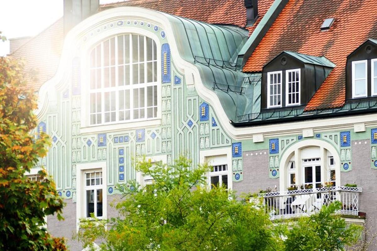 ein grün-weißes Gebäude mit einem roten Dach