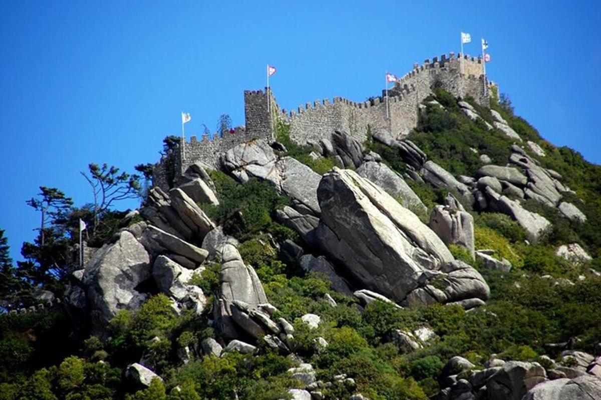 hrad na vrcholu skalnaté hory